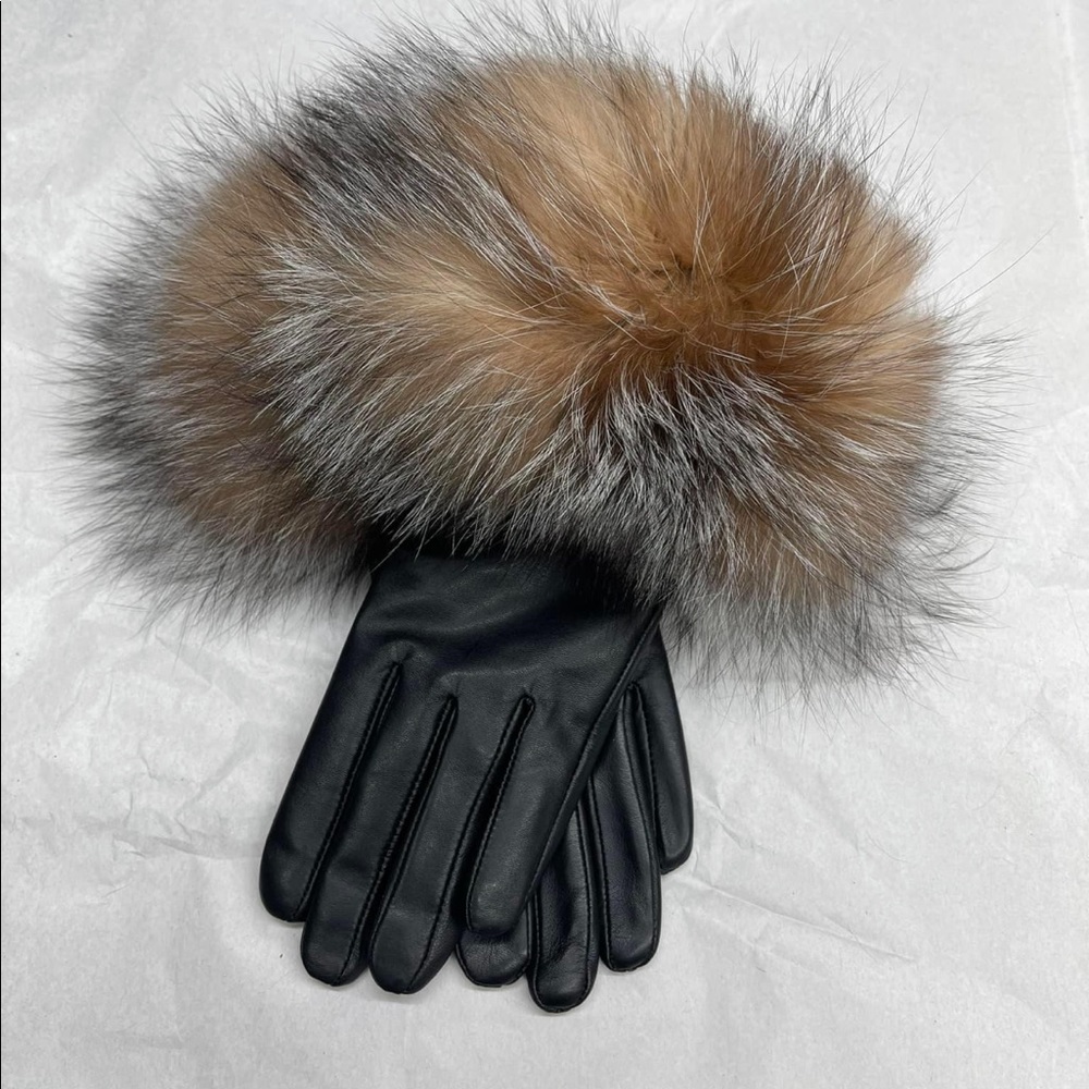 BRAND NEW 💛💛💛💛Genuine leather black leather gloves with 100% Crystal Fox Fur